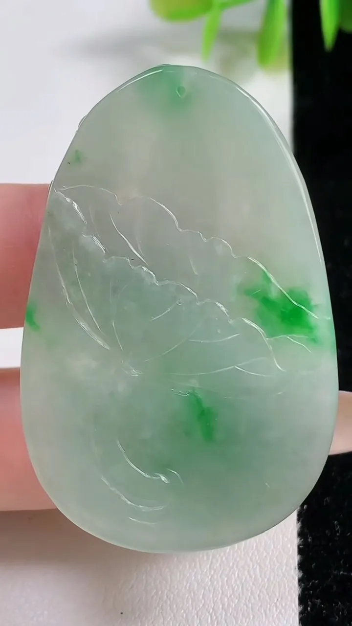 天然A货翡翠千手观音菩萨吊坠，尺寸50.8-33.3-5.9，重量:16.76g
11月10日