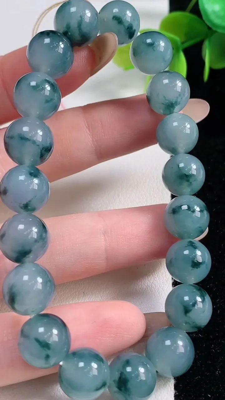 天然A货翡翠种飘花圆珠手串19颗，尺寸10.2，重量:35.51g11月10日
工厂直销收藏佳品,种好水足，色泽均匀，有种有色，上手高大气！