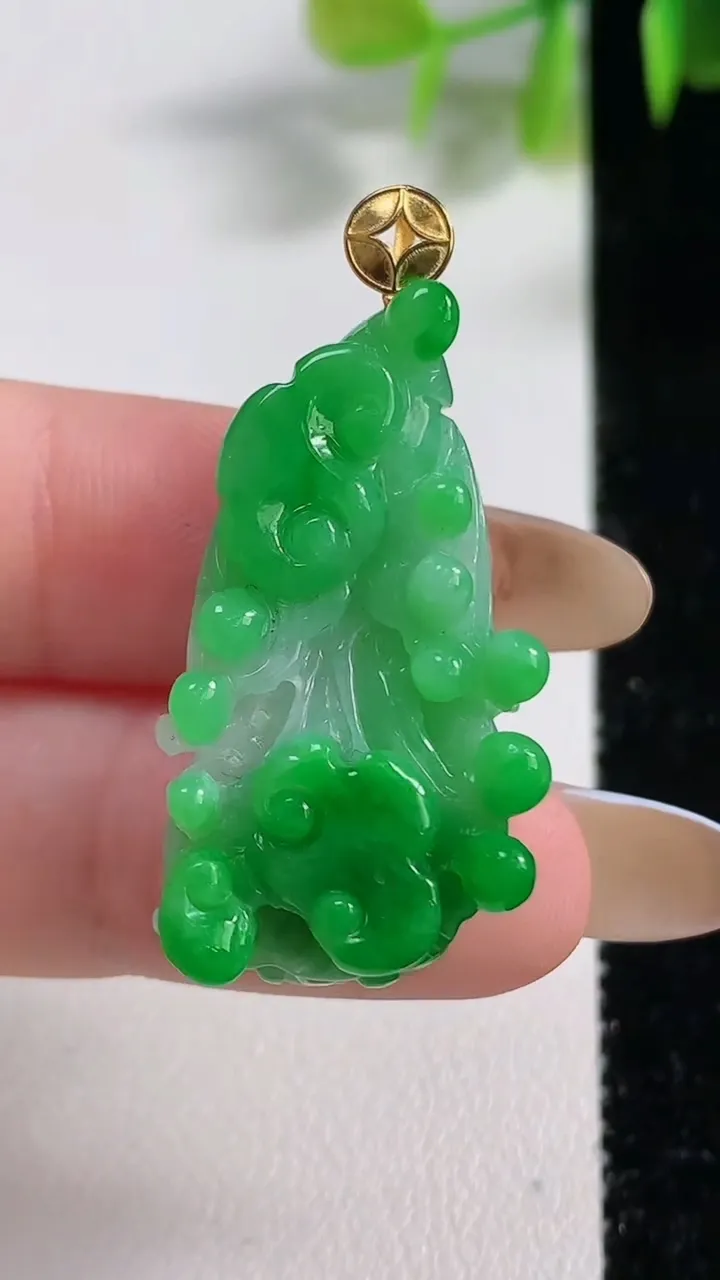 天然A货翡翠白菜吊坠，尺寸33.6-16.4-9.1，重量:8.85g
11月10日