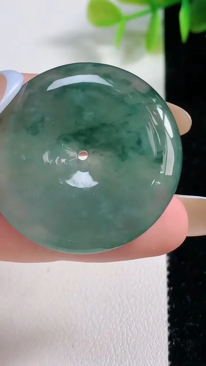 天然A货翡翠冰种飘花平安扣吊坠，尺寸34.5-6.3，重量:15.17g
11月10日