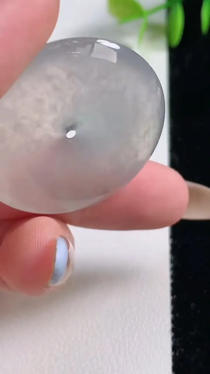 天然A货翡翠种飘花平安扣吊坠，尺寸33.7-6.4，重量:14.65g
11月10日