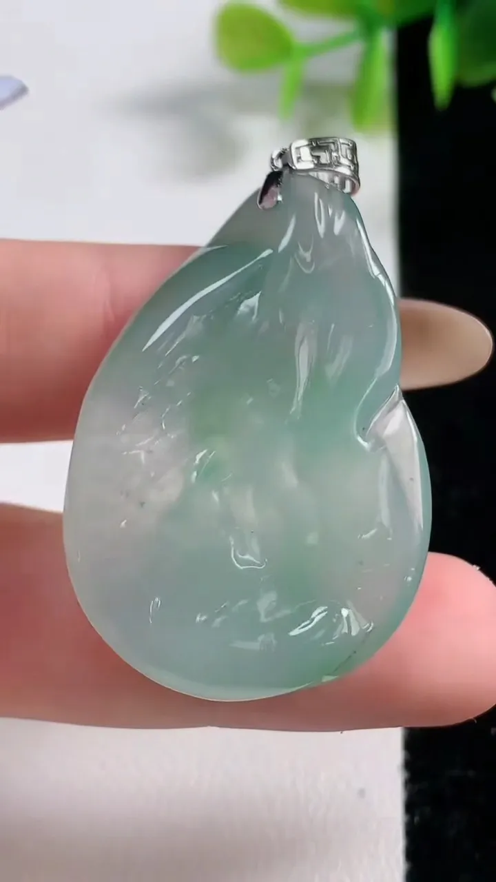 天然A货翡翠无相佛吊坠，尺寸39.4-26.3-5.2，重量:11.40g
11月10日