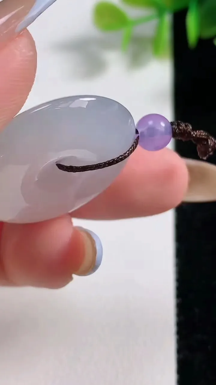 天然A货翡翠冰种飘花平安扣吊坠，尺寸26.6-5.5，重量:8.60g
11月10日