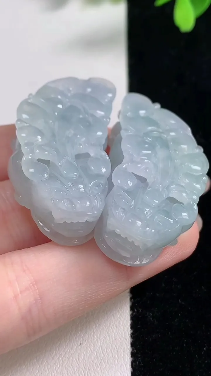 天然A货翡翠貔貅吊坠一对，尺寸38.4-19.5-11.3，重量:38.80g
11月10日