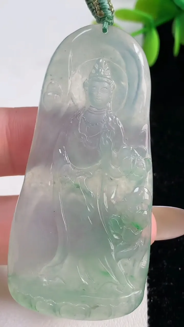 天然A货翡翠观音菩萨吊坠，尺寸62.7-29.6-4.4，重量:17.75g
11月10日