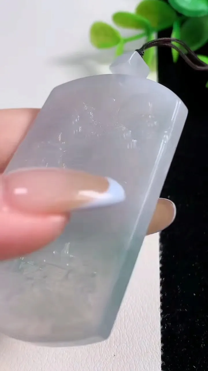 天然A货翡翠牌吊坠，尺寸61-44.3-4.5，重量:33.63g
11月10日