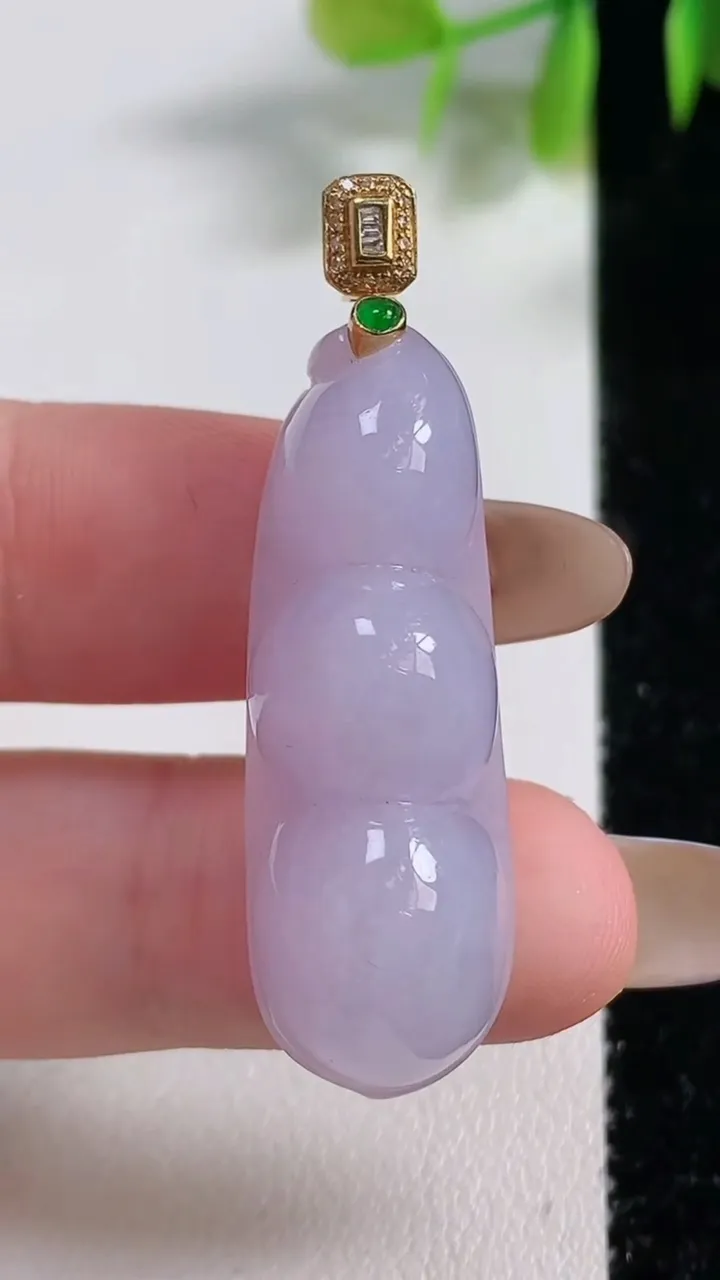天然A货翡翠种紫罗兰福豆吊坠，尺寸37.6-12.7-11，重量:10.05g
11月10日