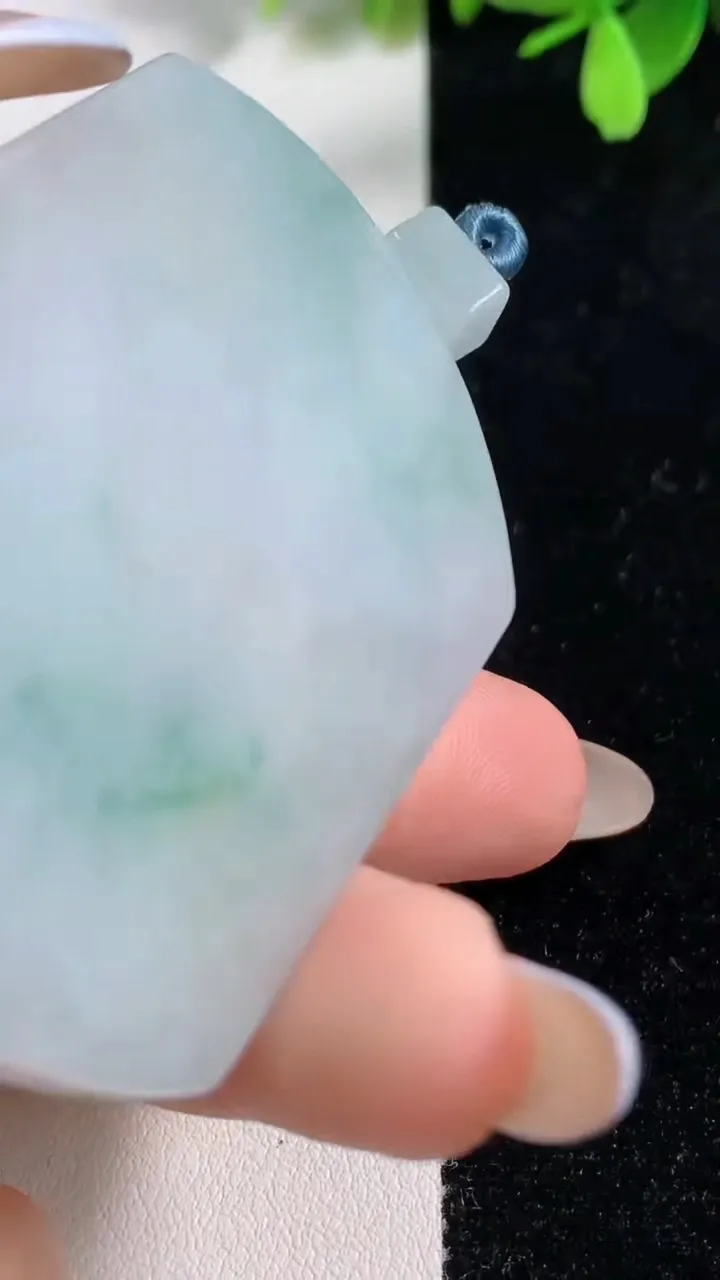 天然A货翡翠冰种飘花无事牌吊坠，尺寸56.7-43-6.6，重量:44.18g
11月10日