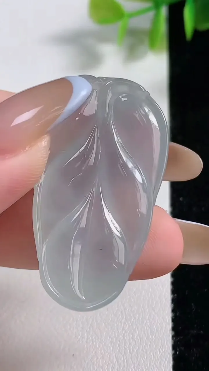 天然A货翡翠金枝玉叶 叶子吊坠，尺寸40-23-5.7，重量:9.54g
11月10日