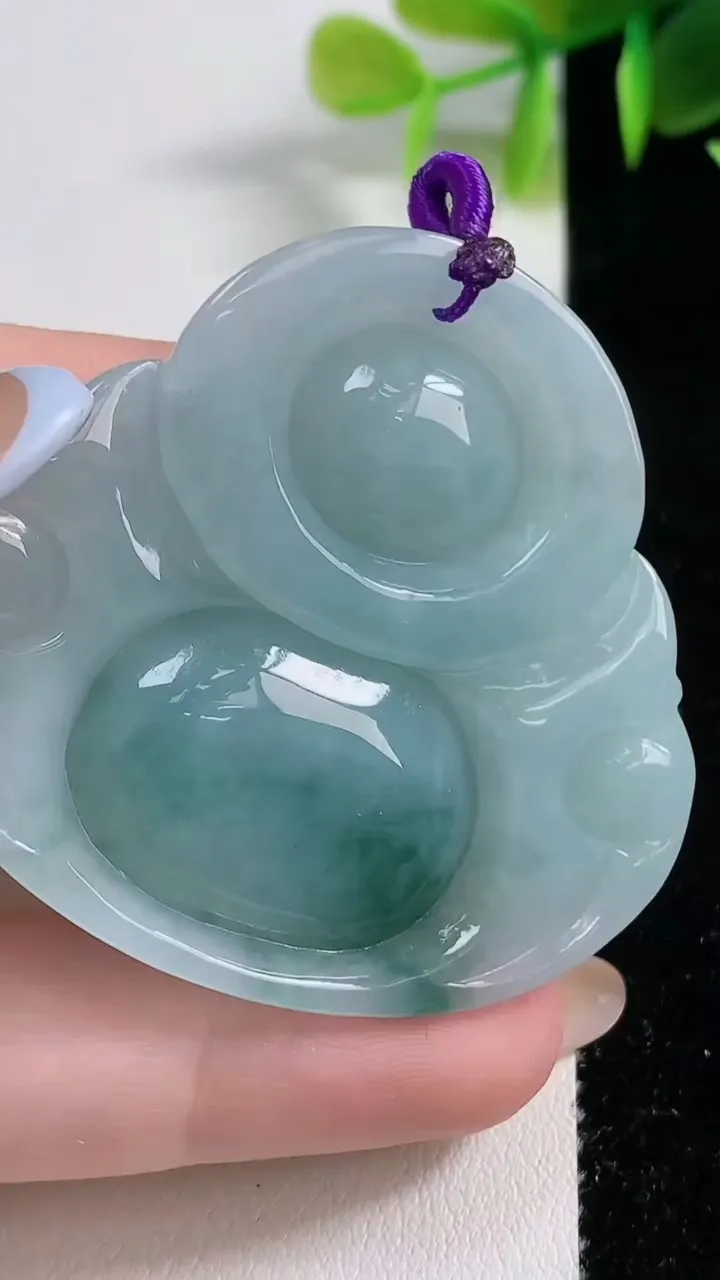 天然A货翡翠冰种飘花佛公吊坠，尺寸44.5-48.8-12.3，重量:38.48g
11月10日