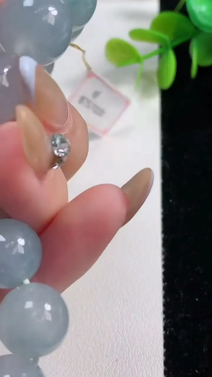 天然A货翡翠种飘花圆珠手串16颗，尺寸12.8，重量:57.18g11月10日
工厂直销收藏佳品,种好水足，色泽均匀，有种有色，上手高大气！