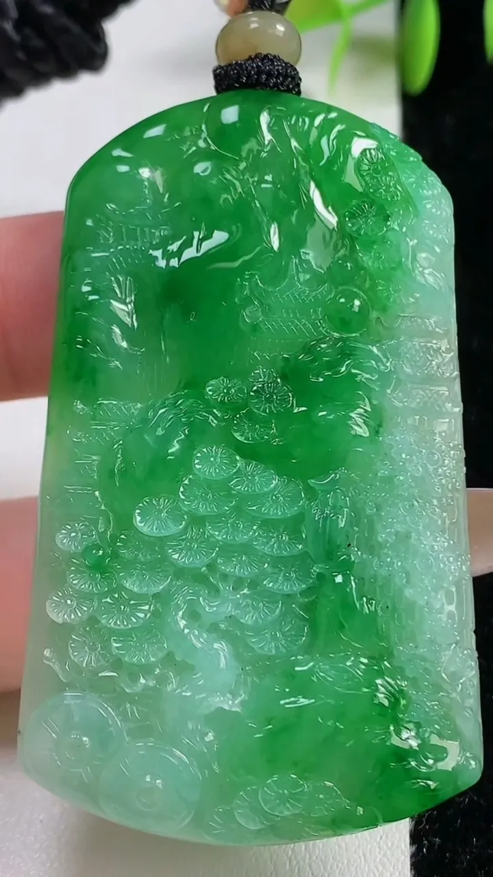 天然A货翡翠山水牌吊坠，尺寸60-35.3-6.2，重量:32.75g
11月10日