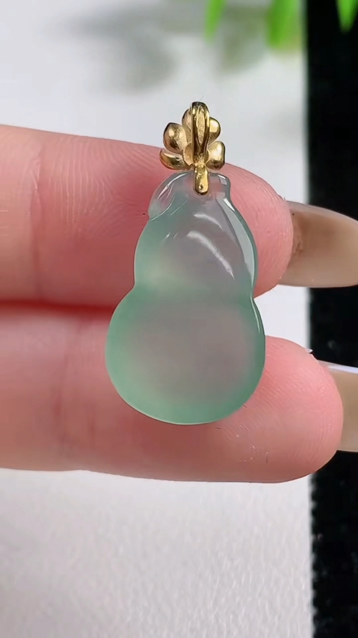天然A货翡翠葫芦吊坠，尺寸21.2-13.6-5.8，重量:3.04g
11月10日