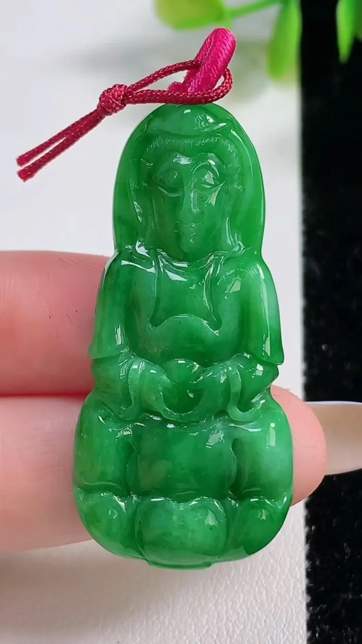 天然A货翡翠正装观音菩萨吊坠，尺寸44.6-21.5-5.1，重量:9.13g
11月10日