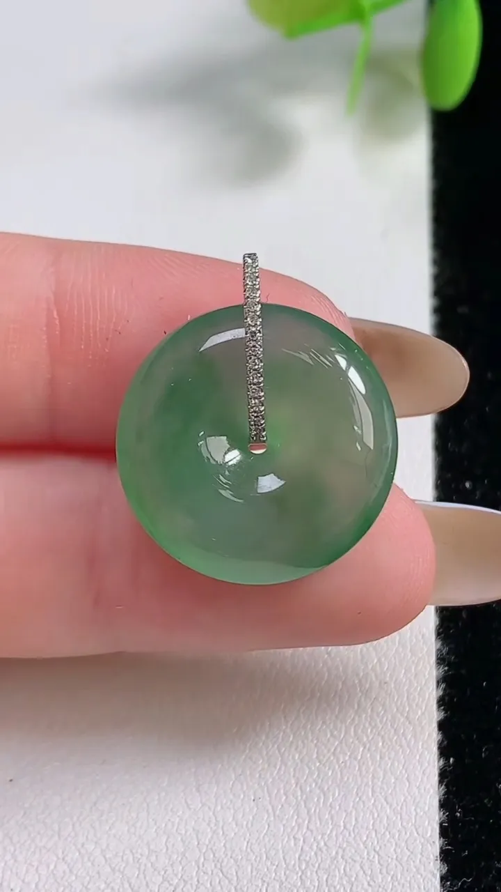 天然A货翡翠平安扣吊坠，尺寸19.6-5，重量:4.31g
11月10日