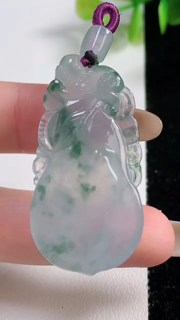 天然A货翡翠冰种飘花福瓜吊坠，尺寸44-22.4-8.3，重量:12.81g
11月10日