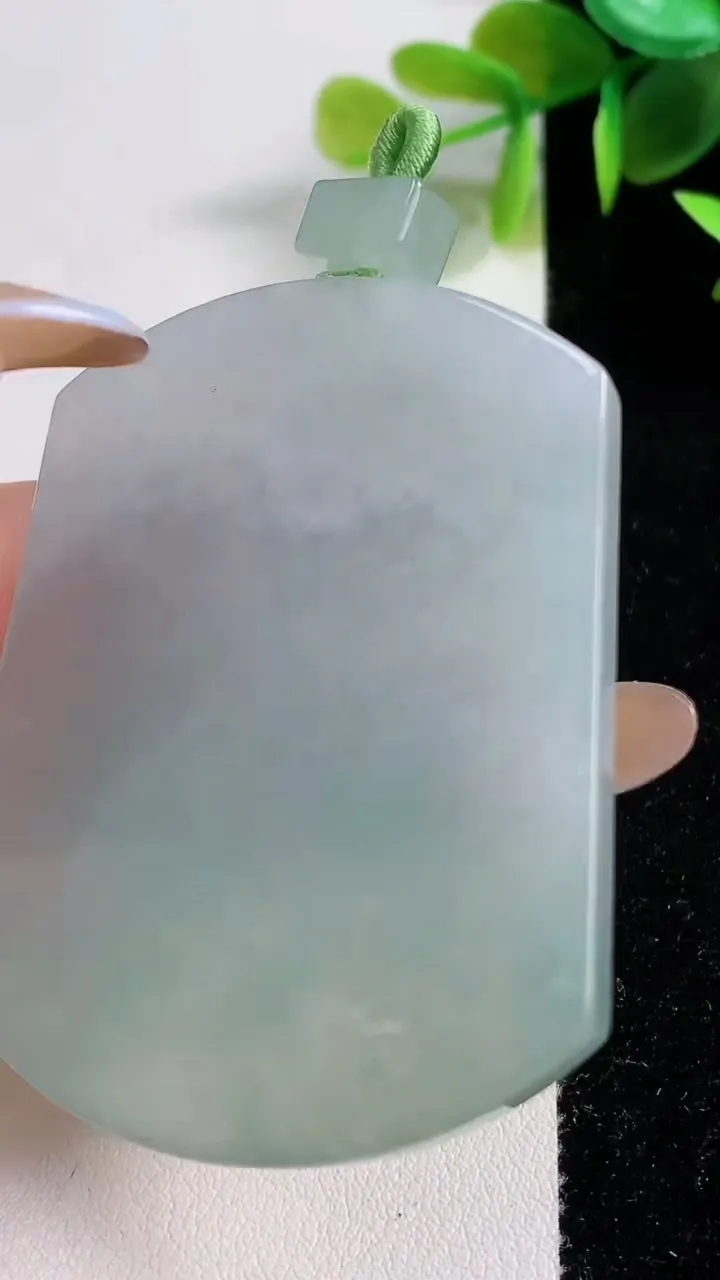 天然A货翡翠无事牌吊坠，尺寸56.3-41.8-5.3，重量:38.57g
11月10日