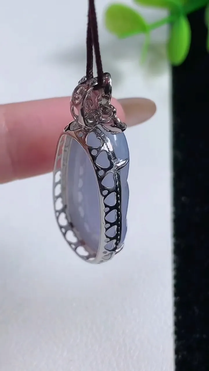 天然A货翡翠种紫罗兰福豆吊坠，尺寸37-15-8.3裸石头27.4-13.3，重量:6.22g
11月10日，重量:6.22g