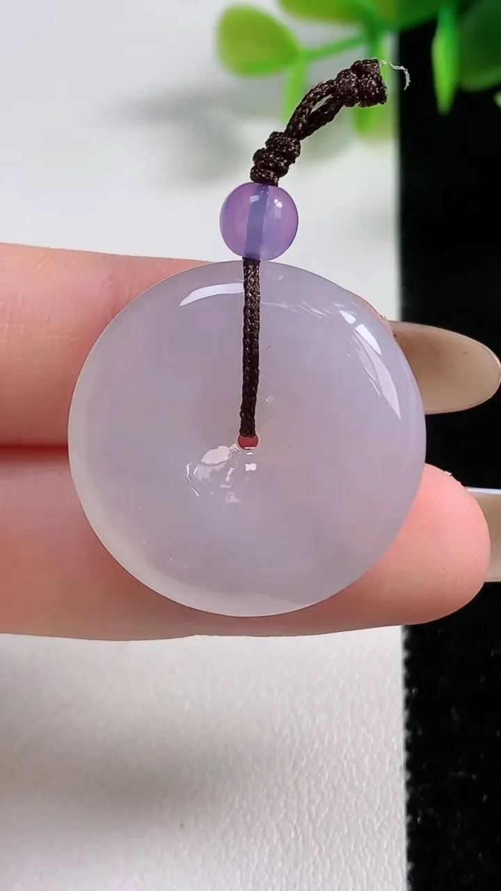 天然A货翡翠冰种飘花平安扣吊坠，尺寸26.6-5.5，重量:8.60g
11月10日