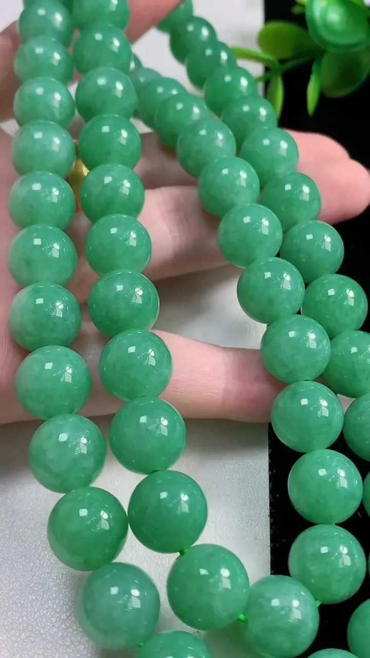 天然A货翡翠圆珠项链56颗，尺寸11.2，重量:143.47g11月10日
工厂直销收藏佳品,种好水足，色泽均匀，有种有色，上手高大气！