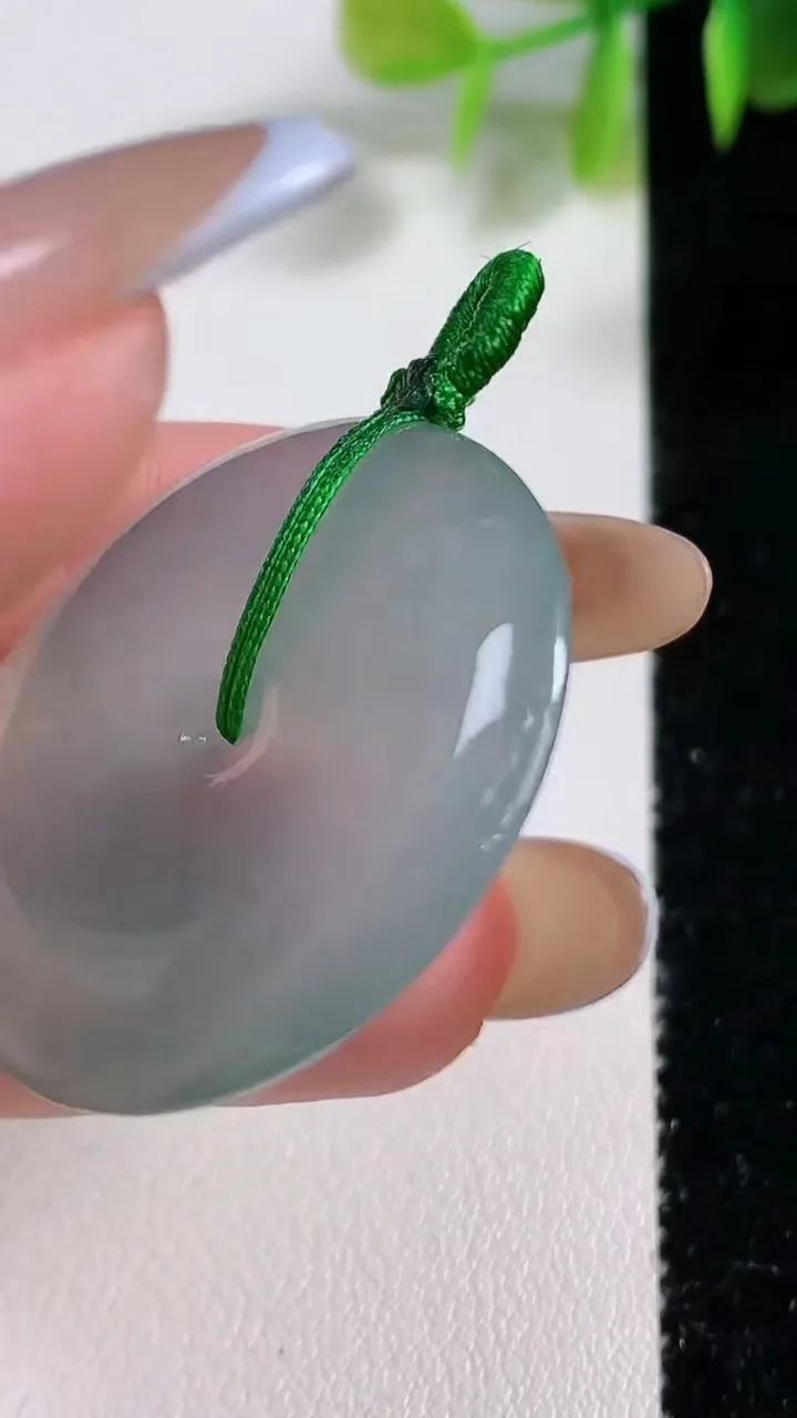 天然A货翡翠平安扣吊坠，尺寸33.6-5.6，重量:13.50g
11月10日