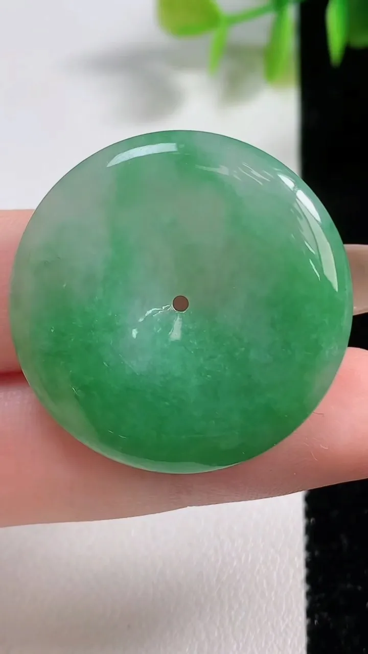 天然A货翡翠平安扣吊坠，尺寸32-4.8，重量:10.88g
11月10日