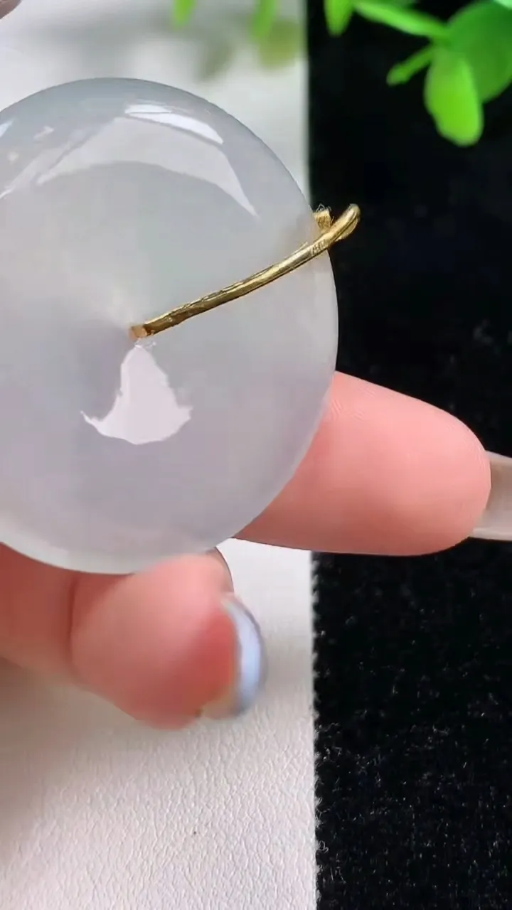 天然A货翡翠平安扣吊坠，尺寸35.8-5.7，重量:15.22g
11月10日