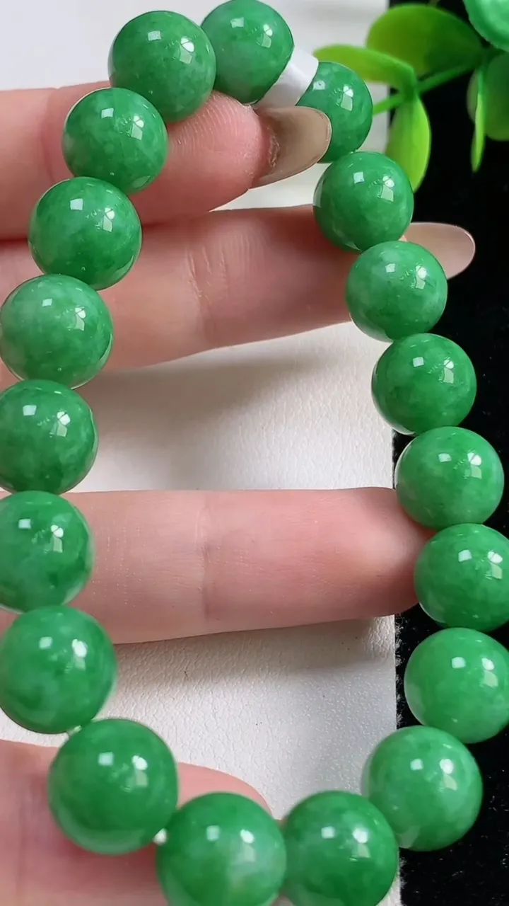 天然A货翡翠圆珠手串19颗，尺寸10.5，重量:38.52g11月10日
工厂直销收藏佳品,种好水足，色泽均匀，有种有色，上手高大气！