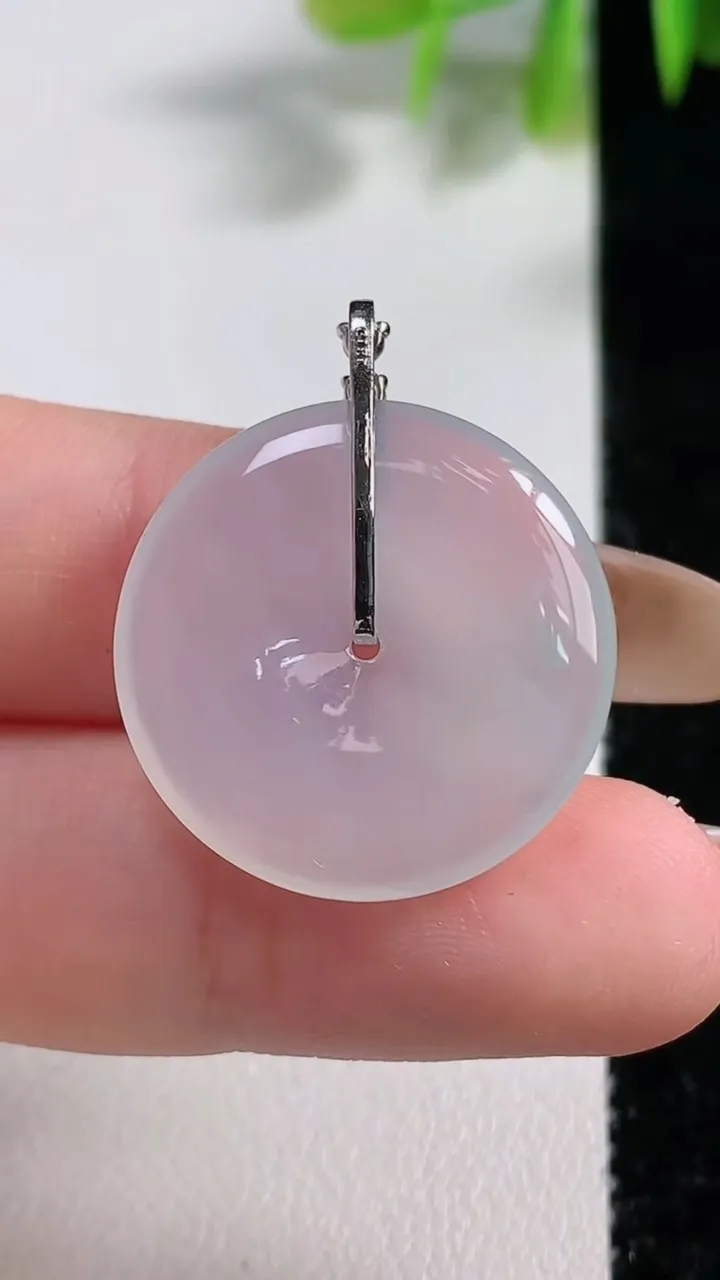 天然A货翡翠种白冰平安扣吊坠，尺寸22.7-3.6，重量:4.27g
11月10日