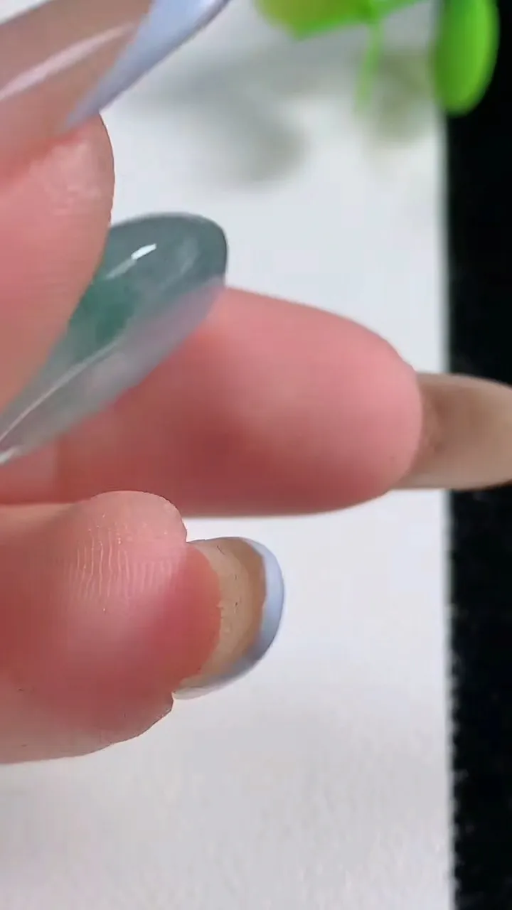 天然A货翡翠冰种飘花平安扣吊坠，尺寸22.5-6.7，重量:6.19g
11月10日