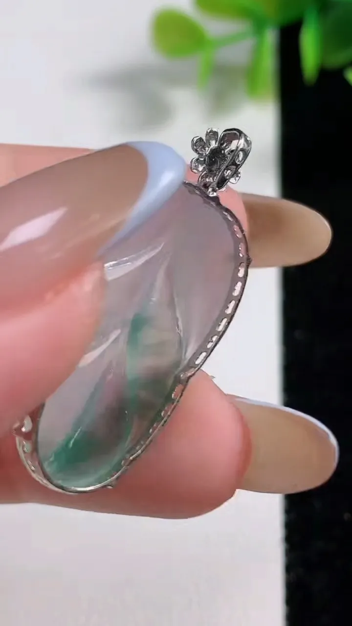 天然A货翡翠种飘花金枝玉叶 叶子吊坠，尺寸26.5-15-4.5，重量:2.57g
11月10日