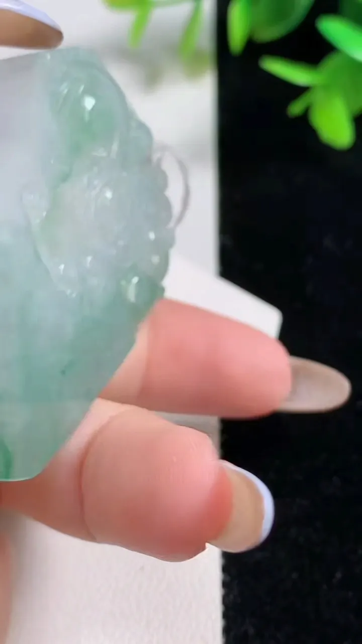 天然A货翡翠冰种飘花仿古无事牌吊坠，尺寸51.7-44.5-6.5，重量:34.17g
11月10日