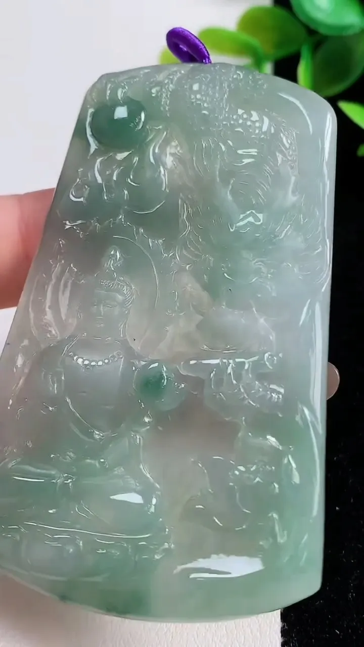 天然A货翡翠冰种飘花祥龙大势至观音菩萨吊坠，尺寸73.8-45.5-6.2，重量:37.83g
11