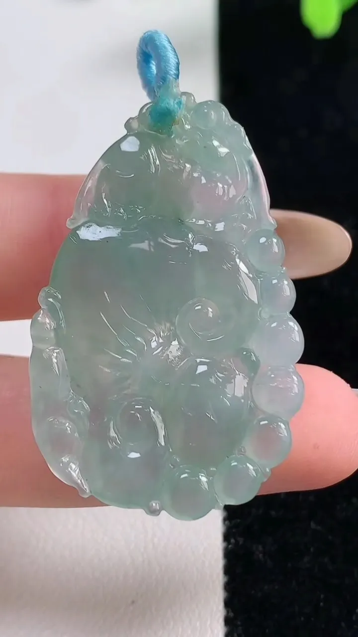 天然A货翡翠冰种飘花如意吊坠，尺寸41-28-5.5，重量:9.33g
11月10日