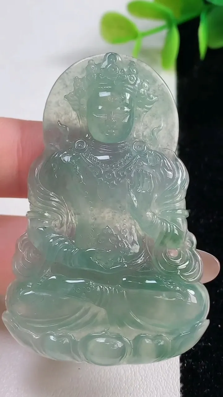 天然A货翡翠度母观音菩萨吊坠，尺寸57.7-37.8-5.5，重量:20.72g
11月10日