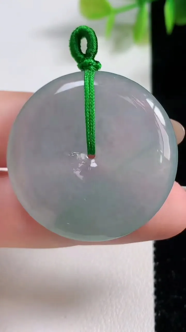 天然A货翡翠平安扣吊坠，尺寸33.6-5.6，重量:13.50g
11月10日