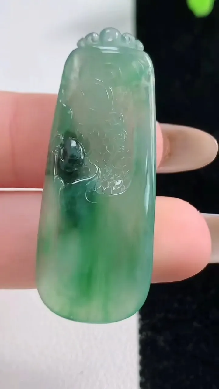 天然A货翡翠节节高升 竹节吊坠，尺寸43.2-16.6-4.6，重量:6.51g
11月10日