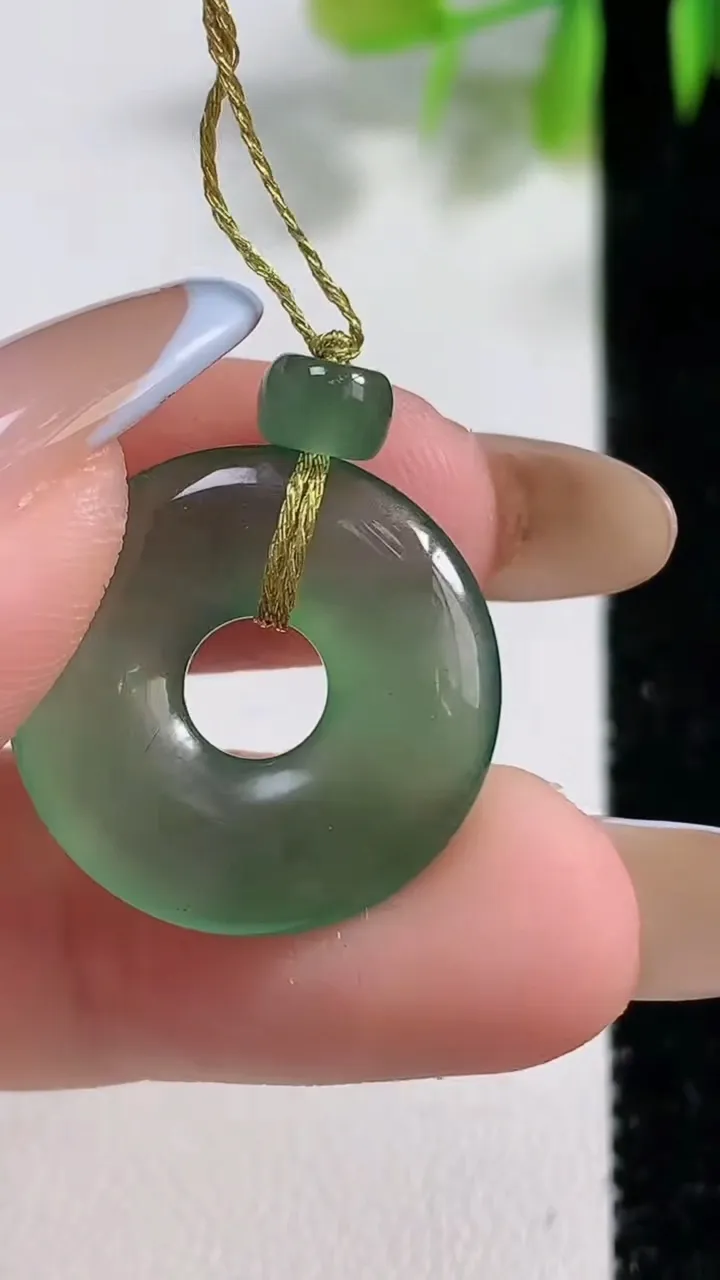 天然A货翡翠平安环吊坠，尺寸21-3.6，重量:3.56g
11月10日