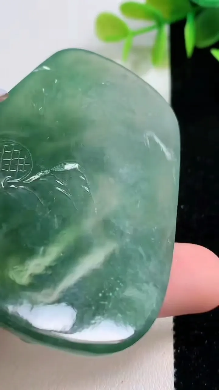 天然A货翡翠普贤菩萨吊坠，尺寸72-42.6-6.7，重量:40.20g
11月10日