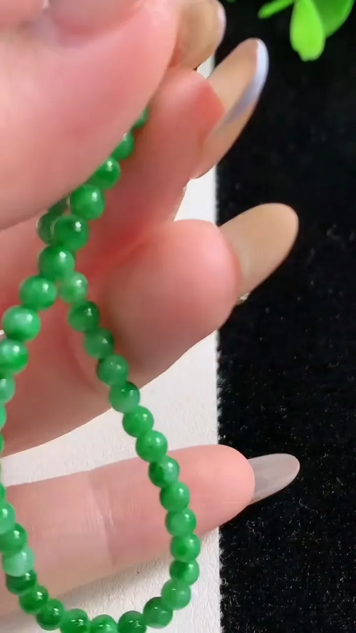 天然A货翡翠小米圆珠手串50颗，尺寸3.5，重量:5.94g11月10日
工厂直销收藏佳品,种好水足，色泽均匀，有种有色，上手高大气！