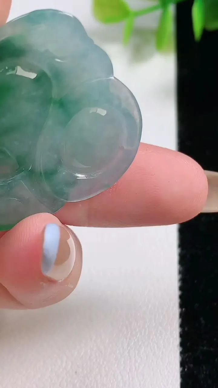 天然A货翡翠冰种飘花佛公吊坠，尺寸31-34.6-6.5，重量:10.69g
11月10日