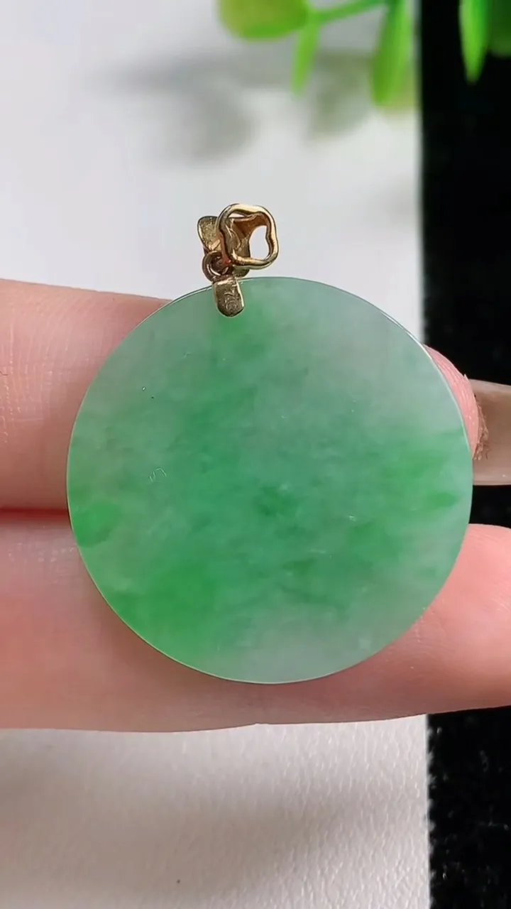 天然A货翡翠无事牌吊坠，尺寸27.3-2.5，重量:5.55g
11月10日