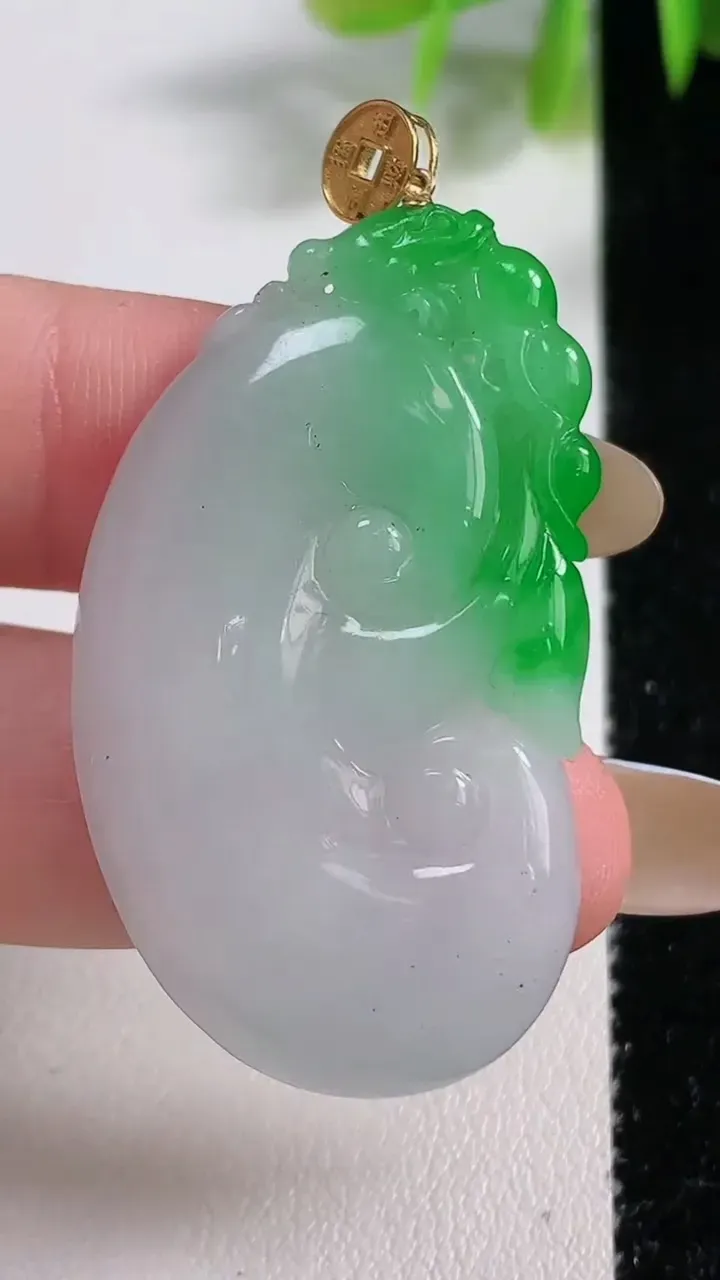 天然A货翡翠如意吊坠，尺寸41.3-24-4.7，重量:10.06g
11月10日