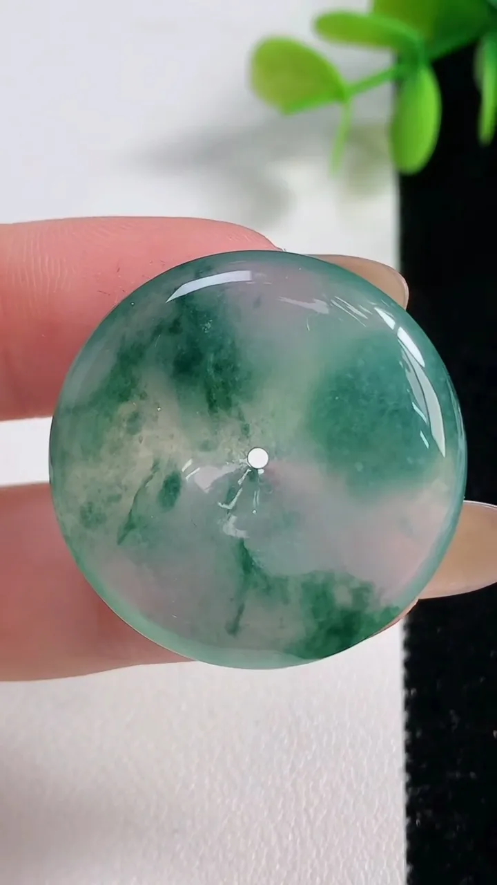 天然A货翡翠种飘花平安扣吊坠，尺寸30.3-5.5，重量:10.59g
11月10日