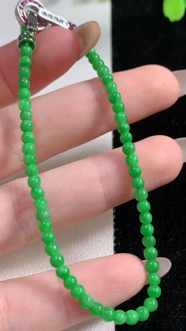 天然A货翡翠小米圆珠手串56颗，尺寸3.1，重量:4.98g11月10日
工厂直销收藏佳品,种好水足，色泽均匀，有种有色，上手高大气！