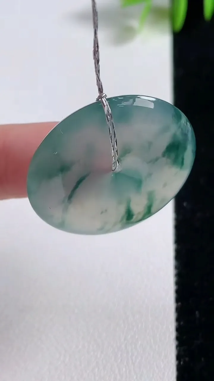 天然A货翡翠种飘花平安扣吊坠，尺寸29.4-5.7，重量:10.50g
11月10日