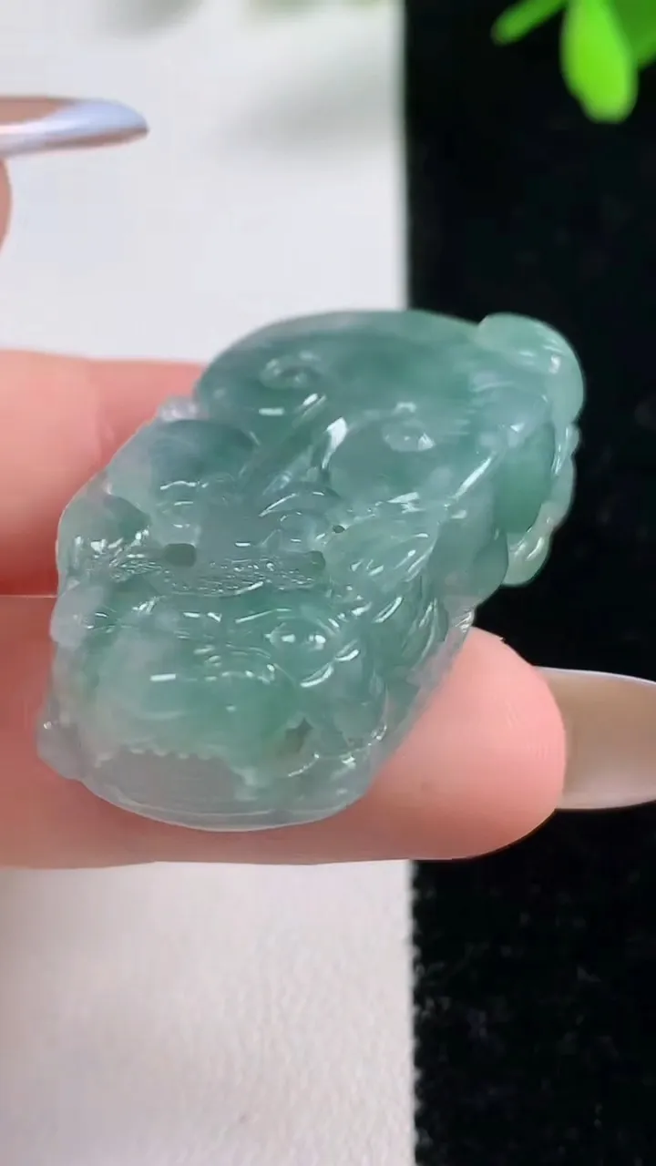 天然A货翡翠貔貅吊坠，尺寸37.4-20-12，重量:21.60g
11月10日