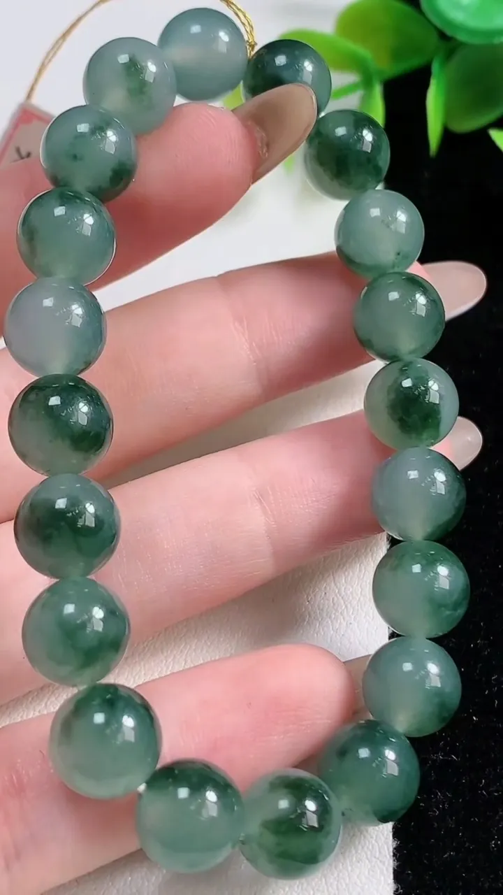 天然A货翡翠种飘花圆珠手串20颗，尺寸9.5，重量:29.70g11月10日
工厂直销收藏佳品,种好水足，色泽均匀，有种有色，上手高大气！