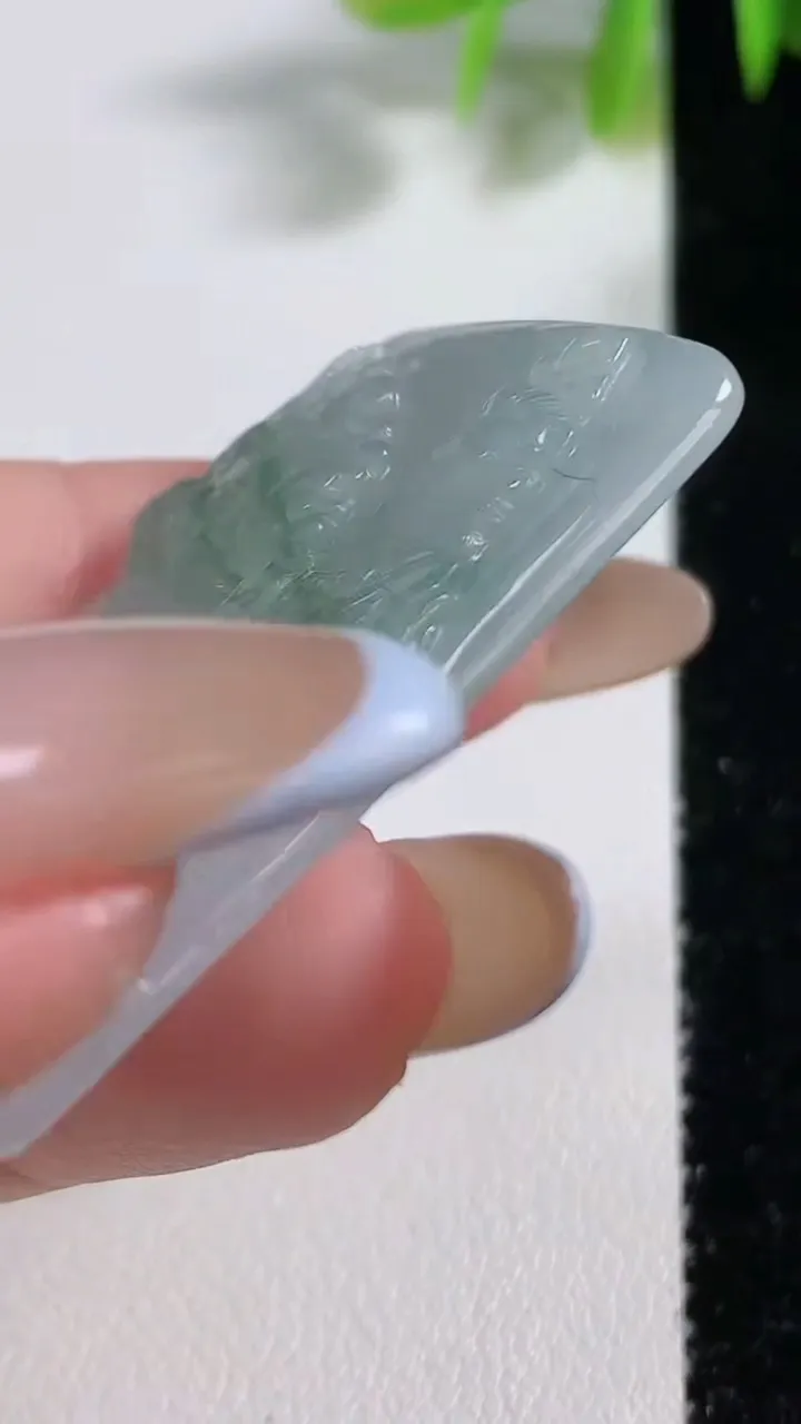 天然A货翡翠文殊菩萨吊坠，尺寸43.8-27.4-4.5，重量:12.39g
11月10日