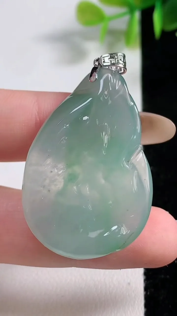 天然A货翡翠无相佛吊坠，尺寸39.4-26.3-5.2，重量:11.40g
11月10日